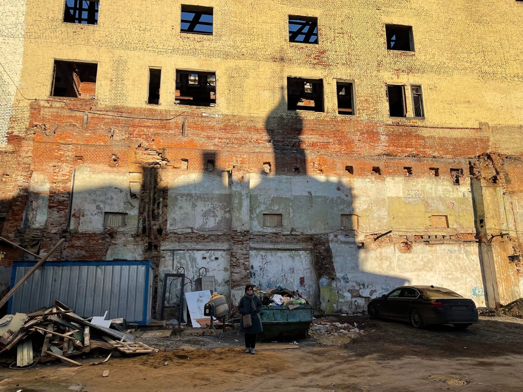 Никольская. За парадным фасадом.